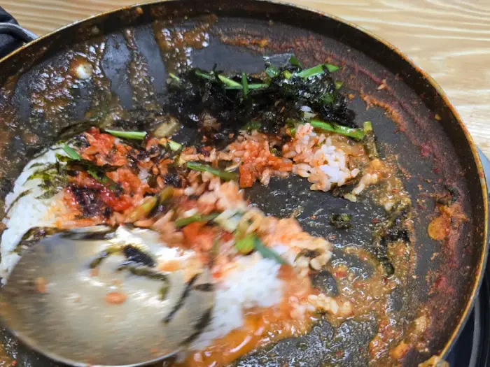 먹음직스럽게 볶아진 볶음밥