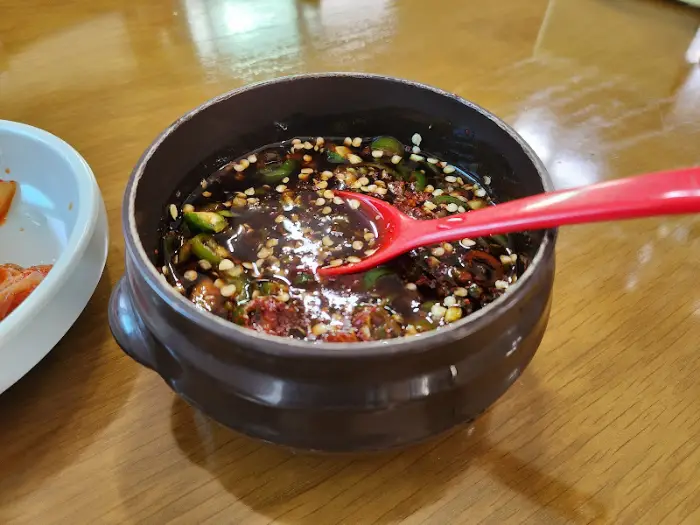 매콤한 양념장과 다대기가 담긴 종지