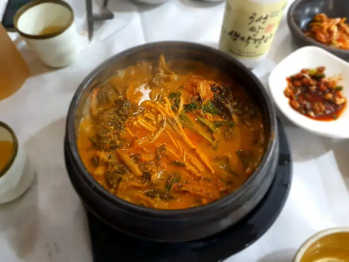 참게 매운탕과 반찬