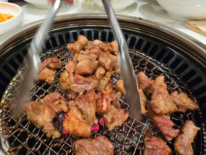 연하랑에서 구워지고 있는 돼지갈비