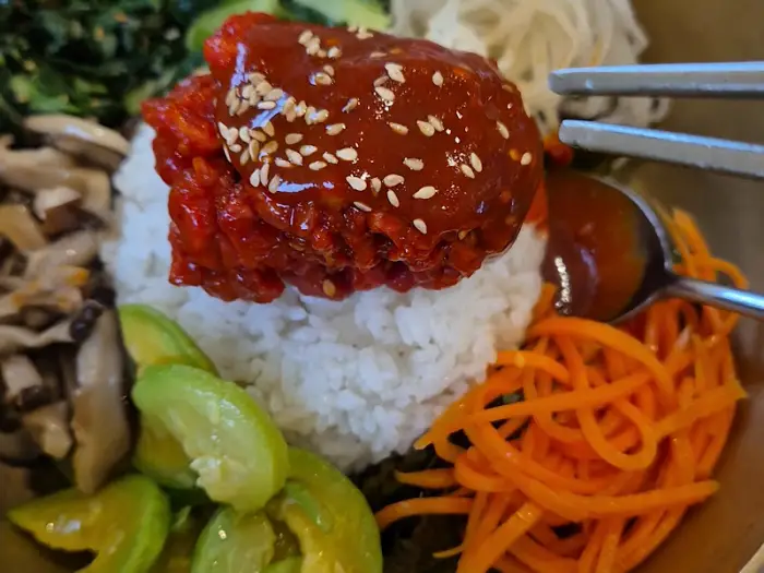다양한 채소가 올라간 육회비빔밥
