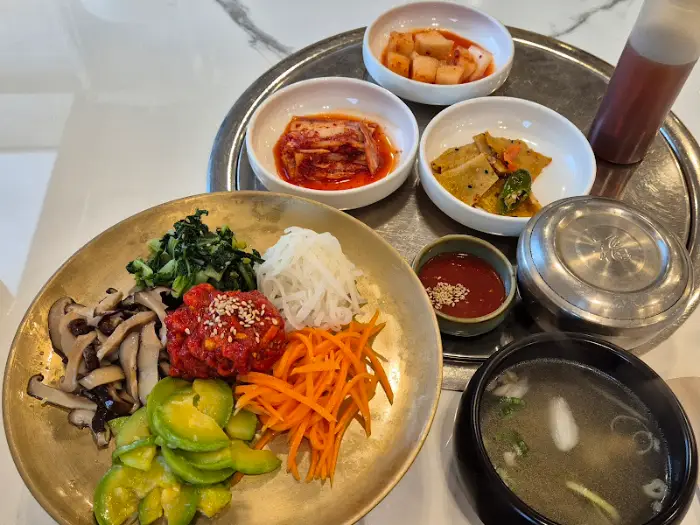 한상 가득 차려진 육회비빔밥과 밑반찬