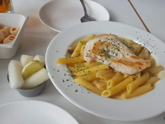 크림 파스타와 닭가슴살 스테이크