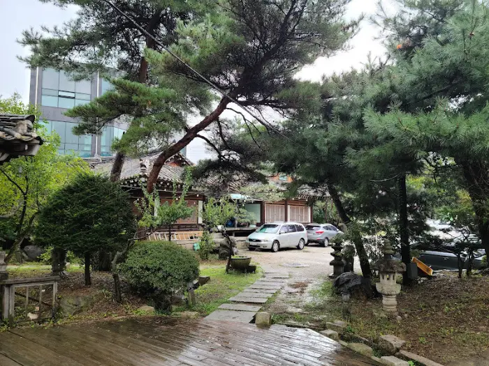 카페 입구의 돌길과 정원