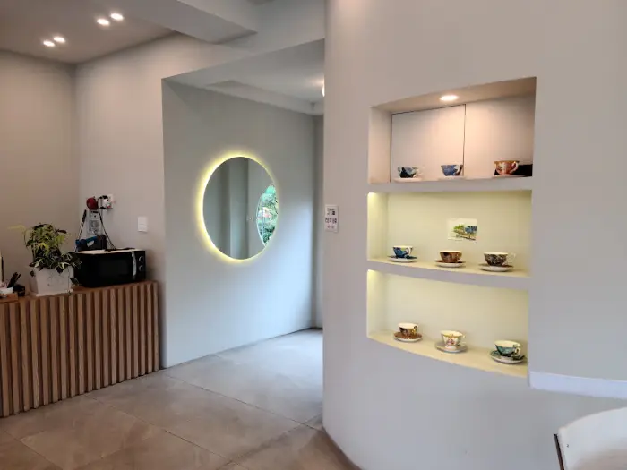 진열된 찻잔 세트