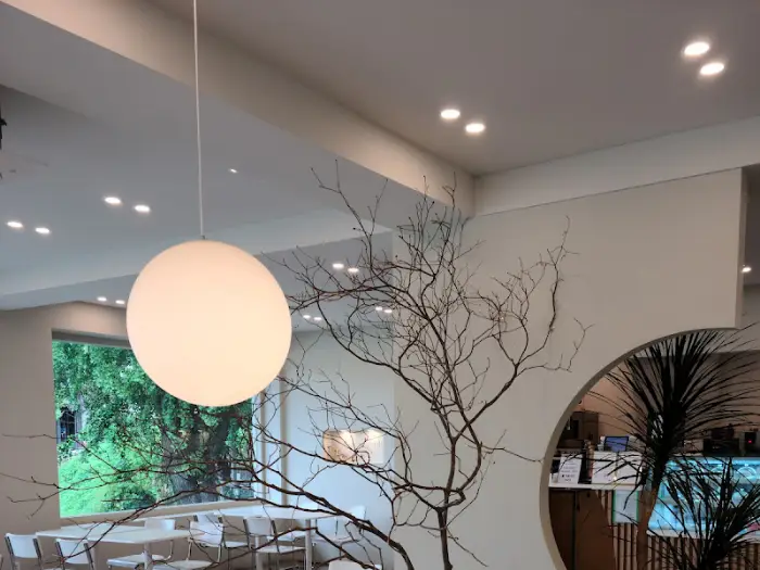 원형 조명과 테이블