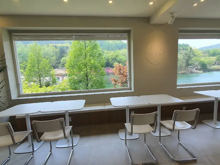 저수지를 바라보는 창가 좌석