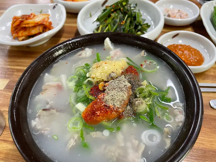 먹음직스러운 섞어국밥