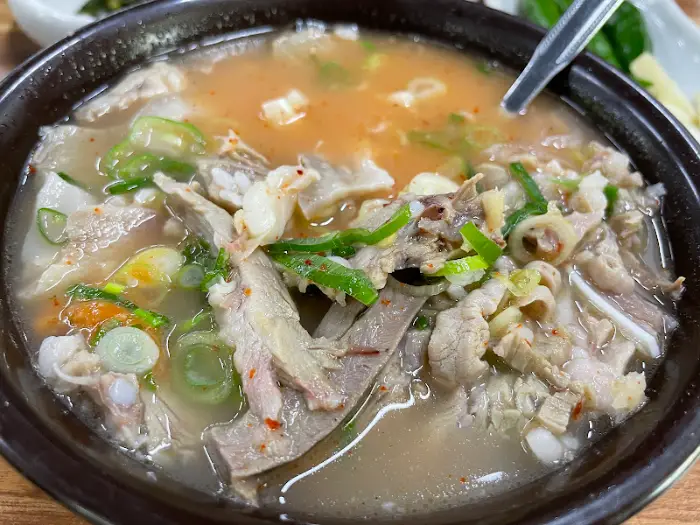 푸짐한 내장국밥