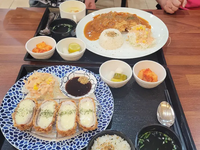 다양한 돈가스 메뉴와 곁들임 음식