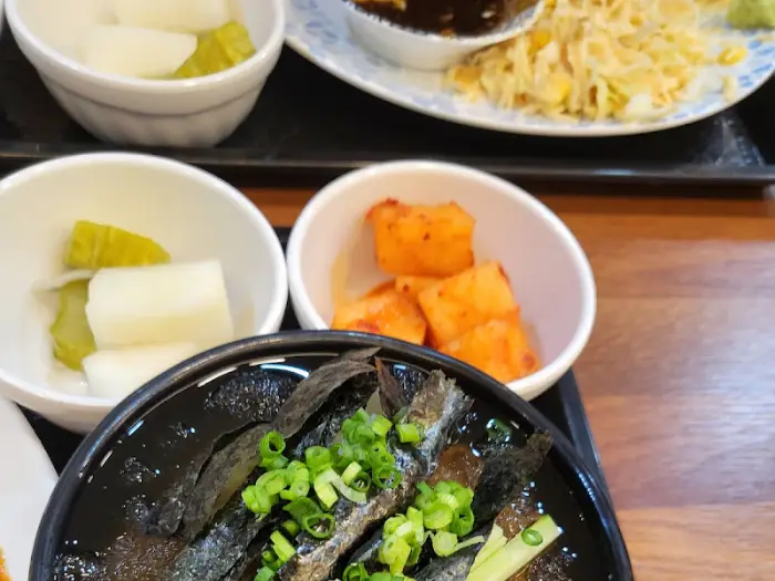 식당 내부 테이블 모습