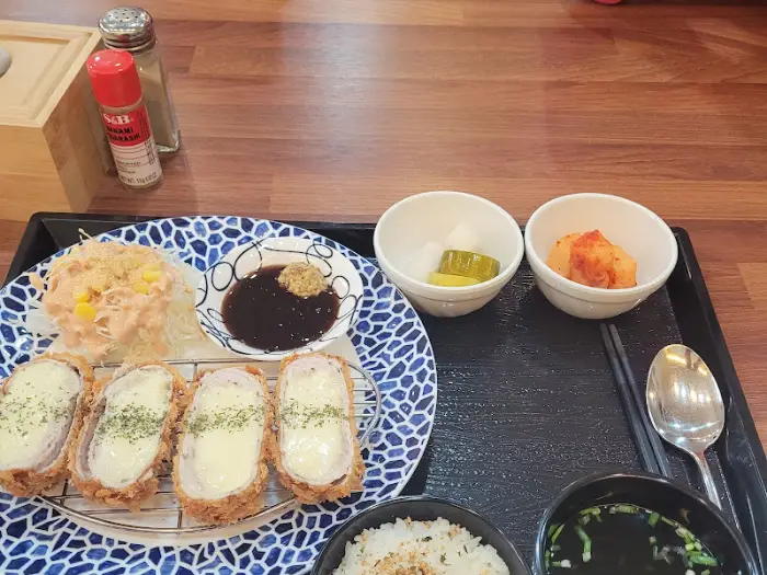 식사 중인 손님들의 모습