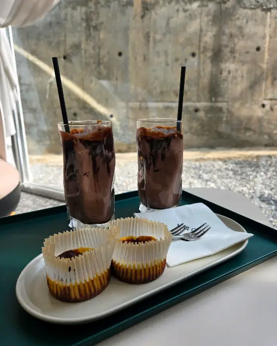 두 잔의 모카 슈페너와 두 개의 바스크 치즈케이크 조각