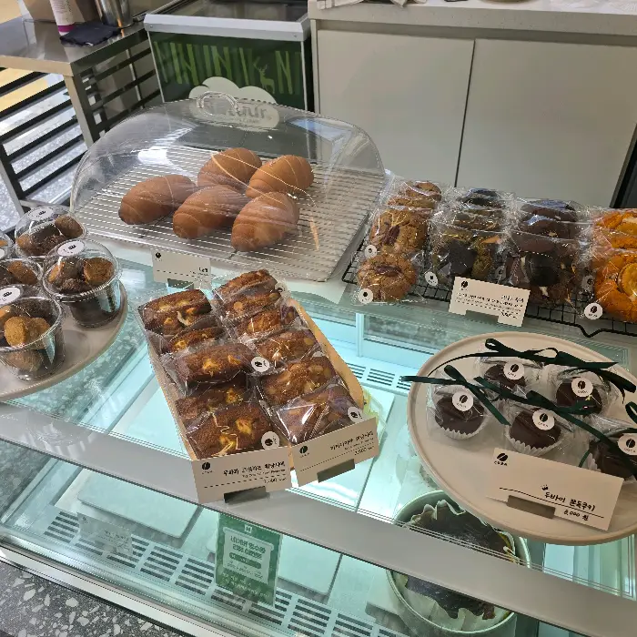 쇼케이스에 진열된 다양한 빵과 쿠키들