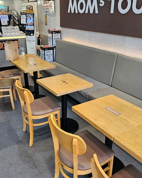 맘스터치 매장 내부 좌석