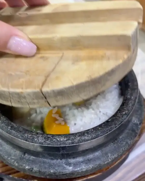 영양돌솥밥 뚜껑 열기 전 모습