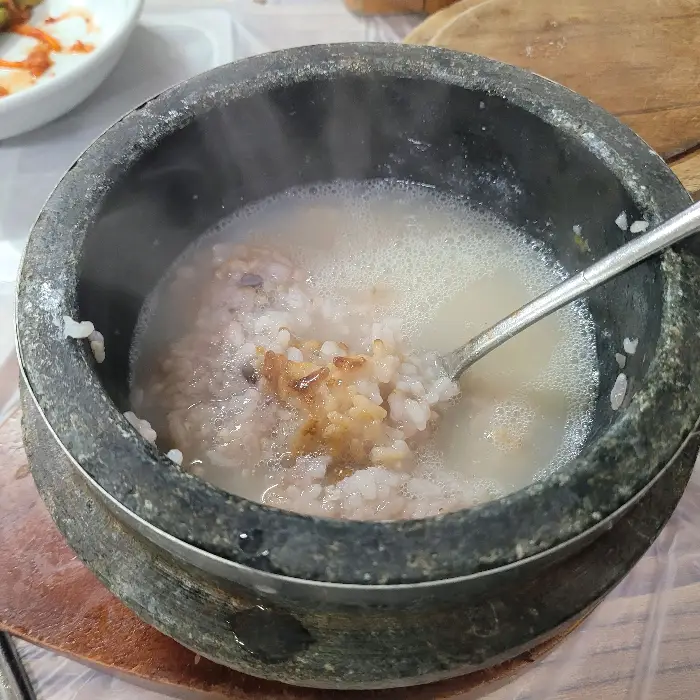 돌솥밥에 밥을 비비는 모습