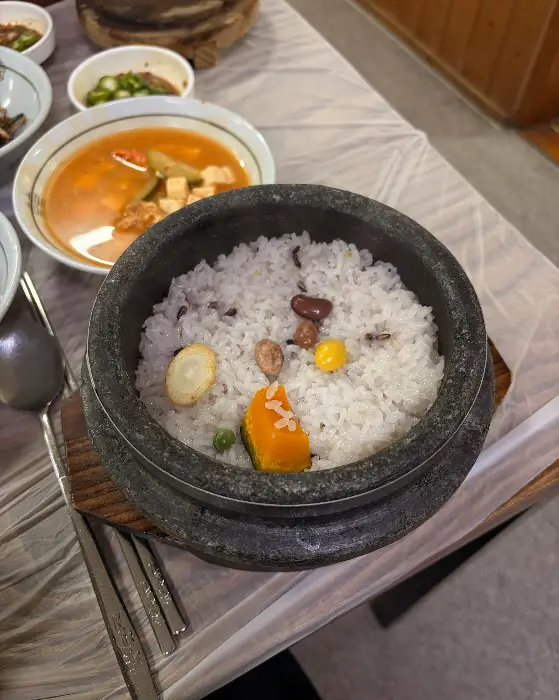 돌솥밥 위 다양한 고명