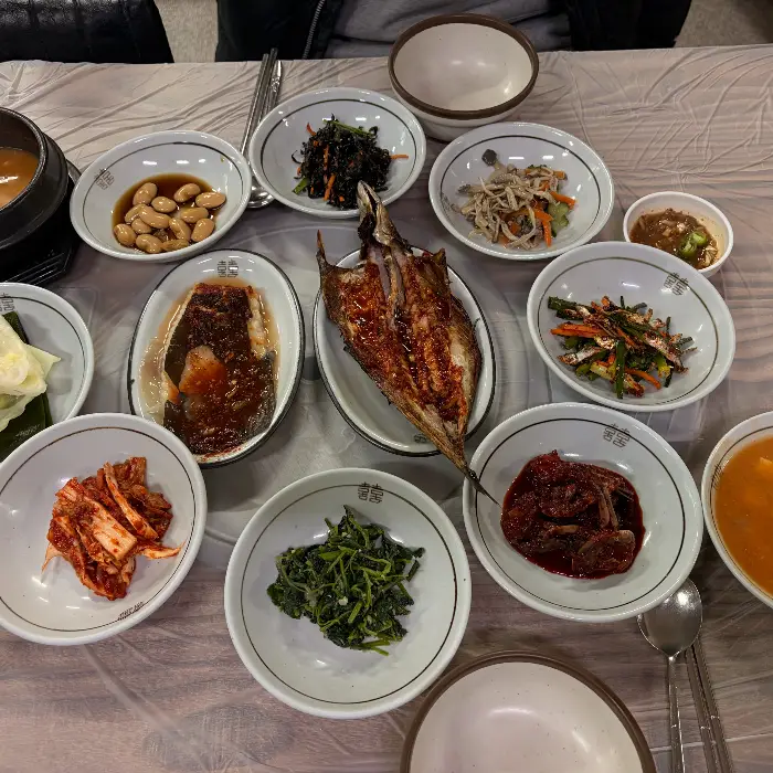 다양한 반찬들과 고등어구이