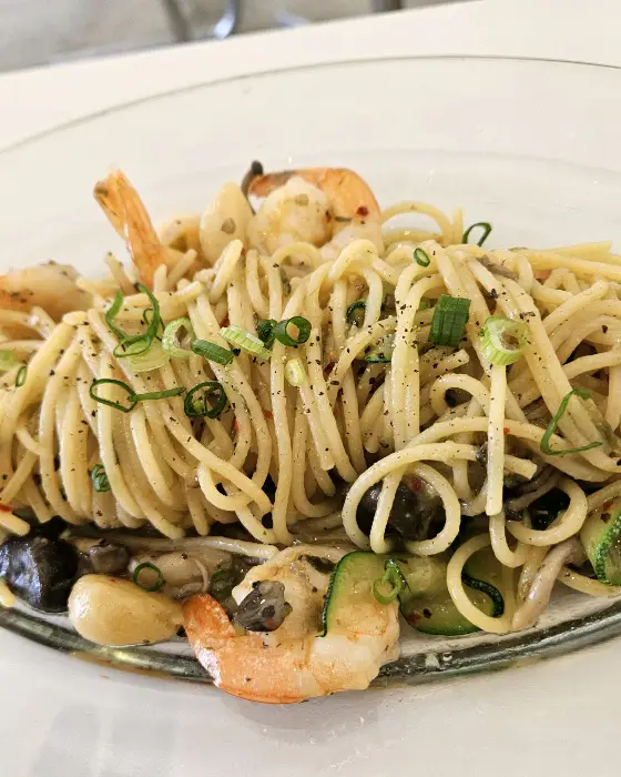 신선한 새우가 듬뿍 담긴 오일 파스타