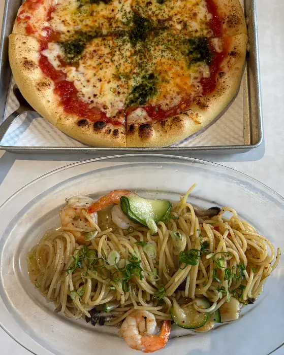 마르게리따 피자와 오일 파스타