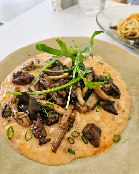 풍성한 버섯이 올라간 크림 리조또