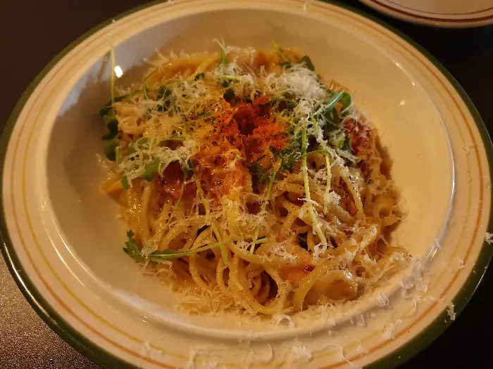 따뜻한 햇살이 비치는 창가 자리