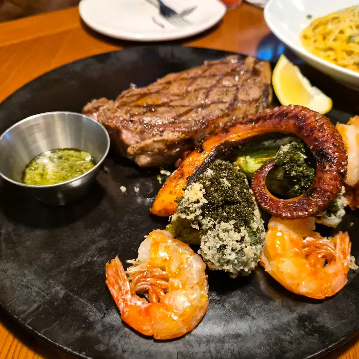 새우와 함께 나오는 스테이크