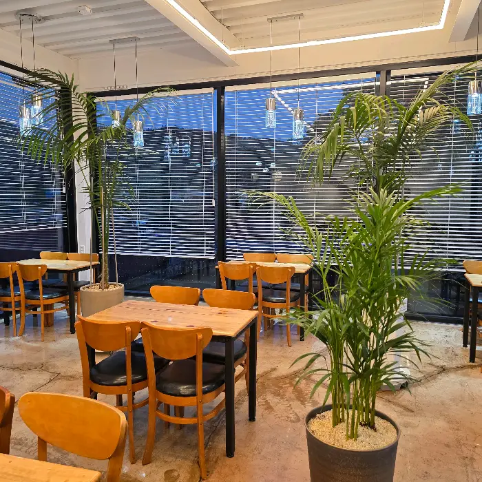 허밍버들 내부 공간의 편안하고 세련된 인테리어