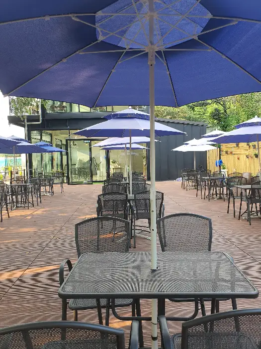 허밍버들의 야외 데크 공간