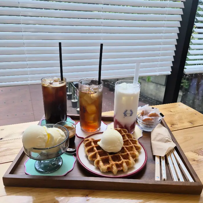 다양한 메뉴가 담긴 트레이