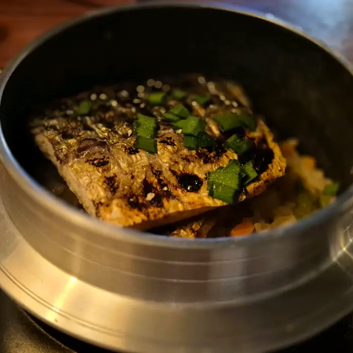 고소하게 구워진 생선 요리