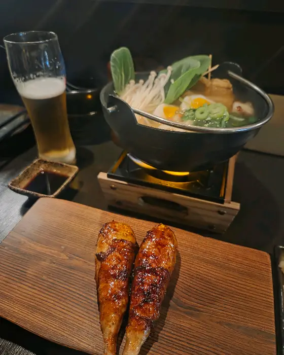 맥주가 담긴 잔과 음식