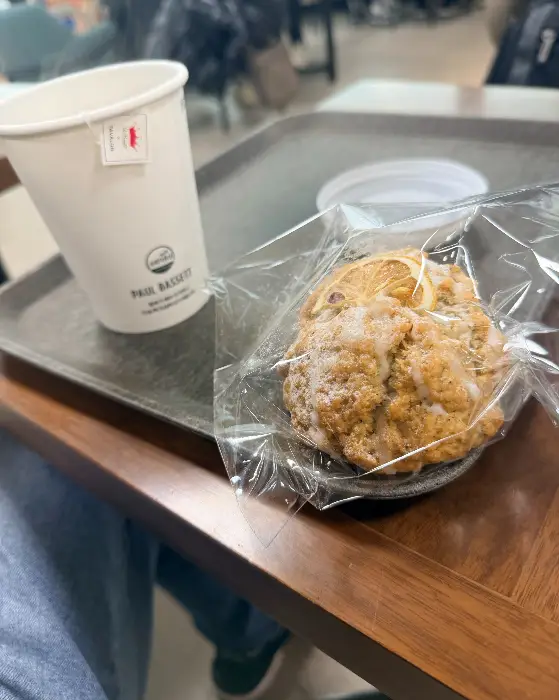 폴바셋 카페라떼와 스콘