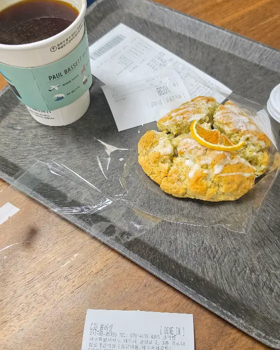 오렌지 조각이 올려진 스콘