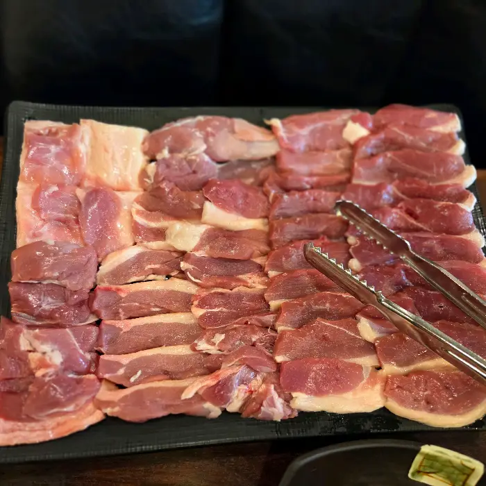 다양한 부위로 가지런히 플레이팅된 신선한 생오리고기