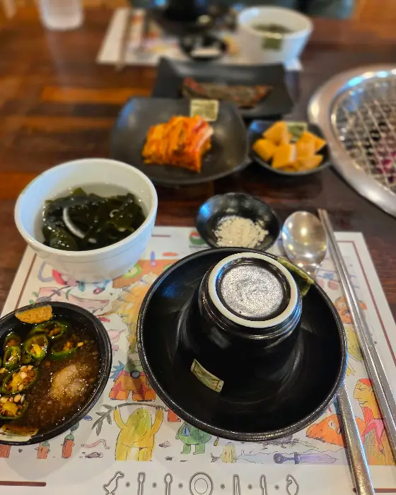 정갈하게 차려진 밑반찬과 곁들임 메뉴