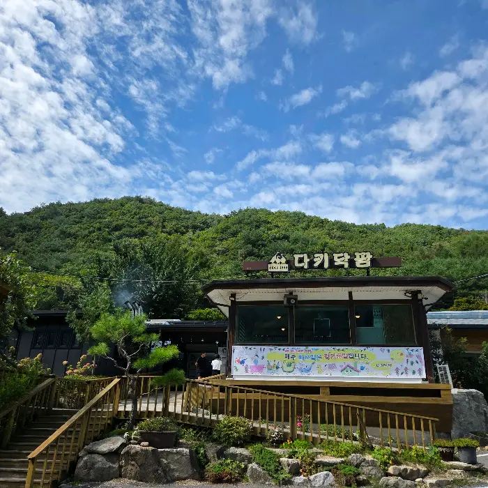 다양한 부위의 오리고기를 숯불 위에서 굽고 있는 모습