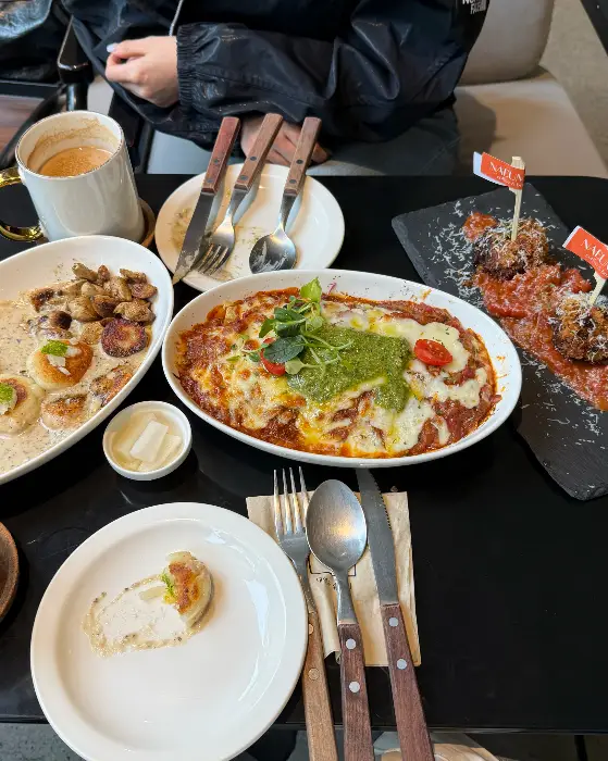 다양한 브런치 메뉴와 파스타가 함께 나온 테이블 세팅