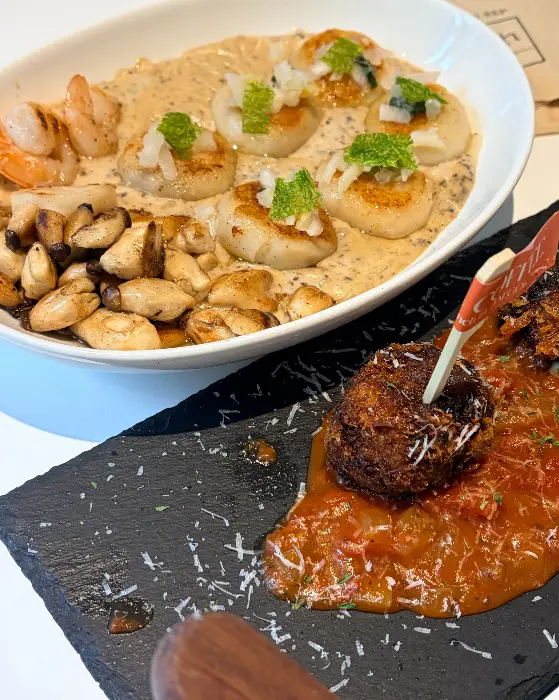 브런치 메뉴의 일부, 빵과 함께 곁들여진 소스