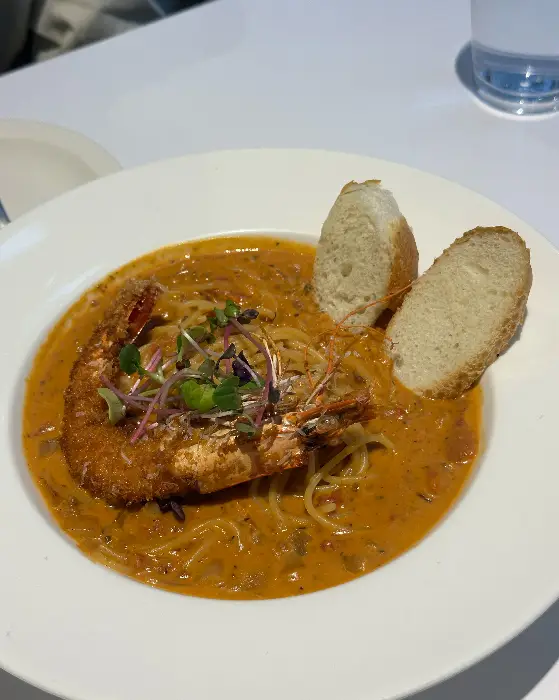 새우가 올라간 오일 파스타, 소스가 면에 잘 배어있는 모습