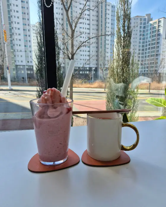 아이스 아메리카노와 딸기 스무디