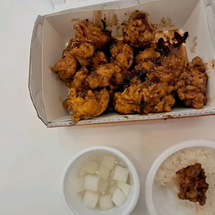 치킨, 밥, 그리고 치킨무가 담긴 그릇