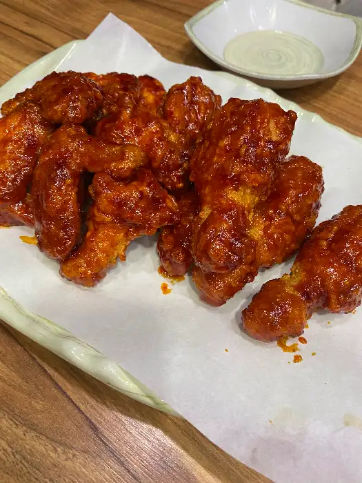 새빨간 양념이 코팅된 치킨 조각들