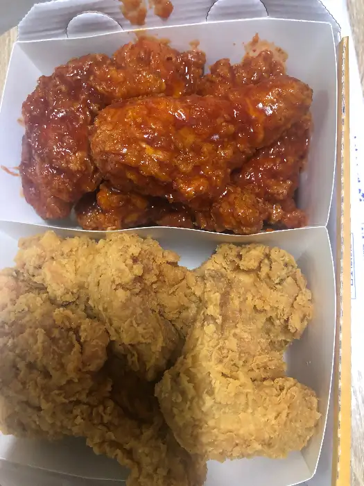 두 종류의 치킨이 담긴 박스