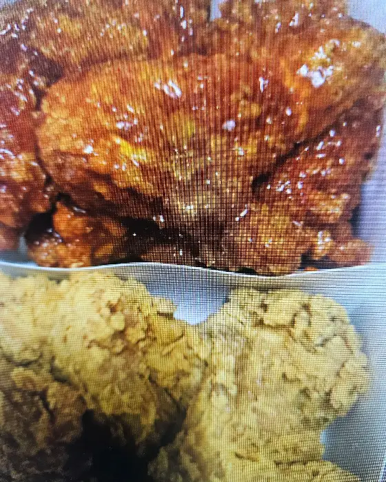 맛있게 튀겨진 치킨 조각들