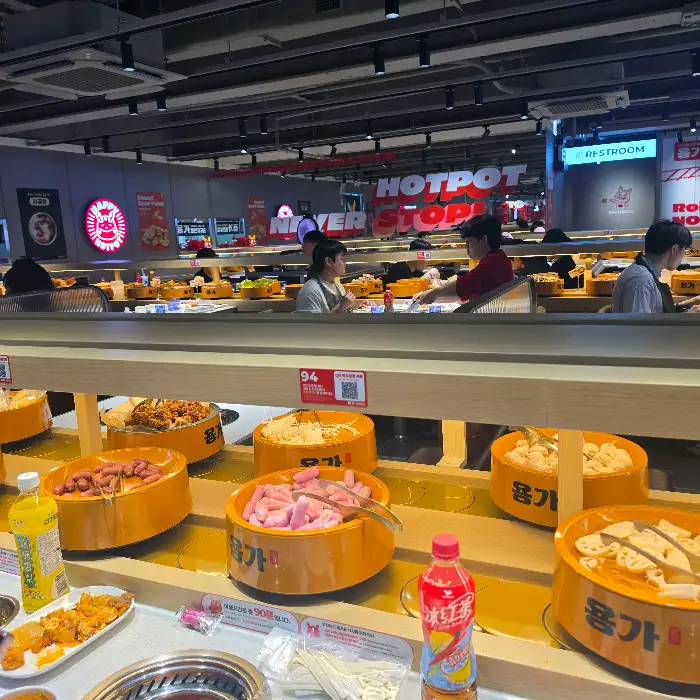 회전 레일 위 다양한 훠궈 재료들