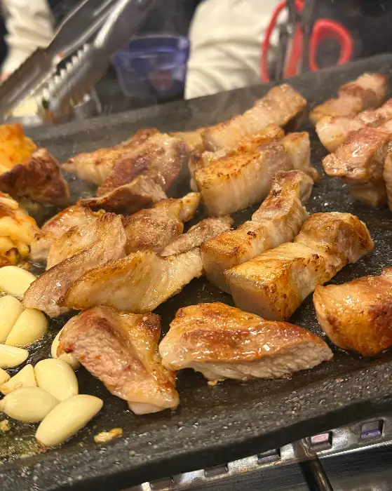 잘 익은 삼겹살 조각들 클로즈업