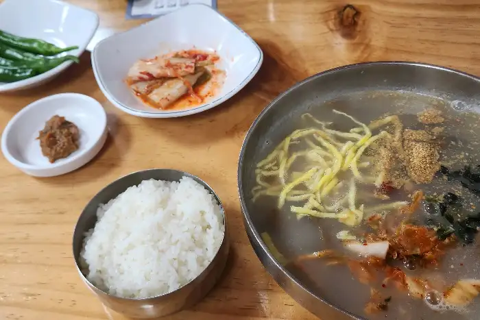 따뜻한 칡칼국수와 함께 나오는 밥과 반찬