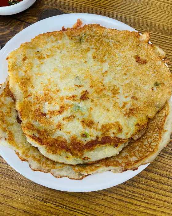 갓 부쳐낸 따뜻한 감자전